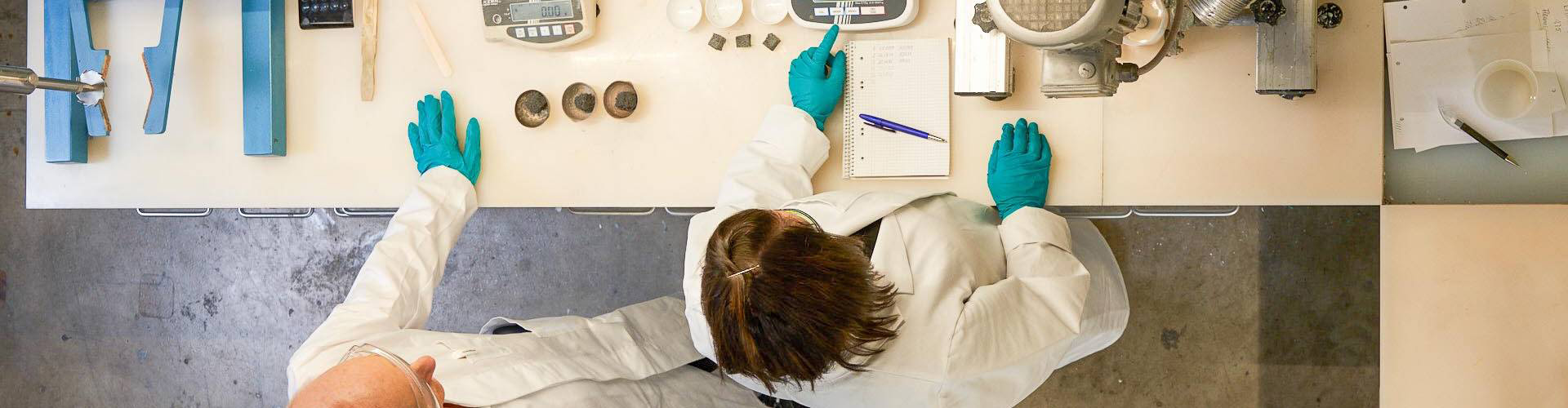 Two Flamro employees at a table in the laboratory in Leiningen.