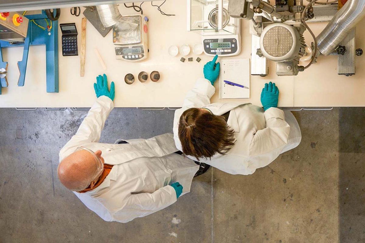 Two Flamro employees at a table in the laboratory in Leiningen.